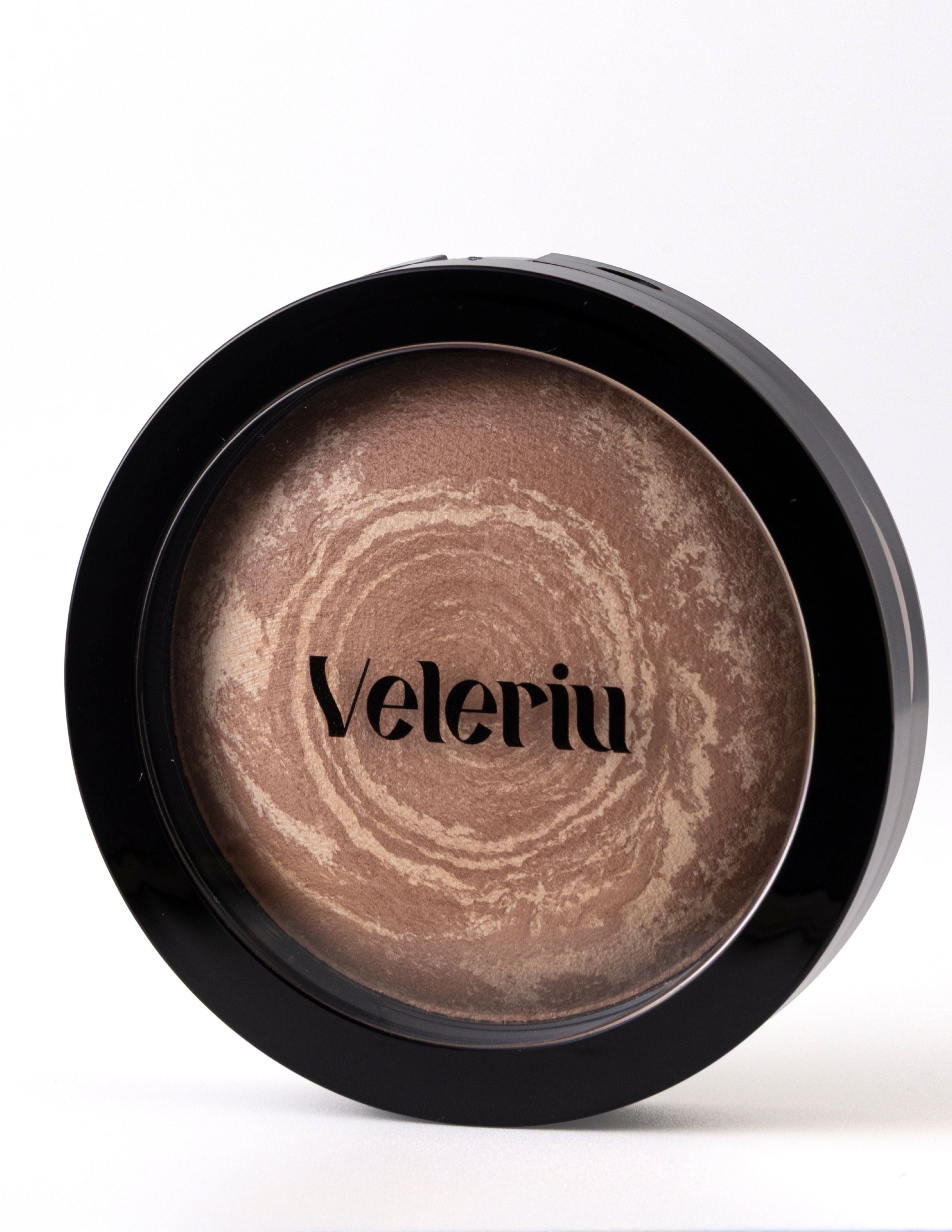 Featherlight baked powder applied to the face for a polished, airbrushed finish.